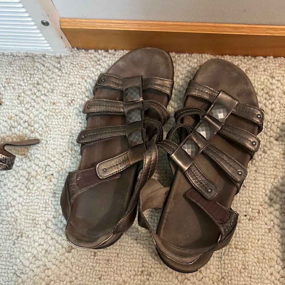 Brown Size Taos size 10 Sandals